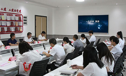 林善平董事長在經(jīng)典書籍閱讀分享會上作《一生擔承》演講